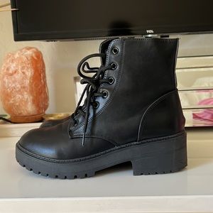 BLACK COMBAT BOOTS
